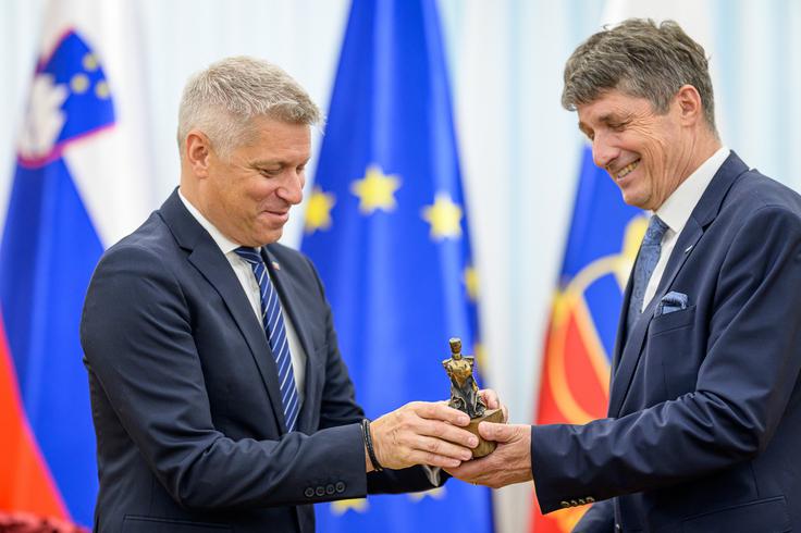 Novi minister za obrambo Valentin Hajdinjak in nekdanji minister Borut Sajovic sta izvedla primopredajo poslov. | Foto: STA