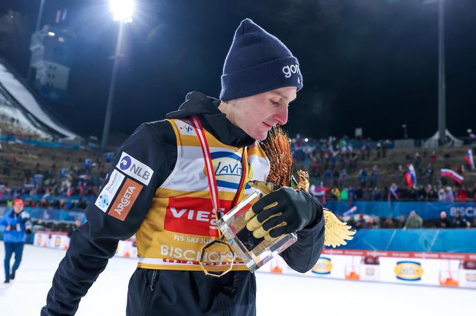 Domen Prevc zlati orel 2026 | Domen Prevc z zlatim orlom po zmagi na novoletni turneji v Bischofshofnu. | Foto Reuters