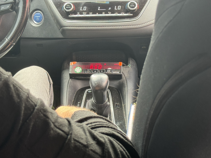 V Sloveniji je za taksiste obvezna uporaba taksimetra, kar velja tudi za voznike Uberja. To je glavna razlika med Uberjem v Sloveniji in tujini, kjer je uporabnik ob naročilu vožnje seznanjen z okvirno ceno, ki se, četudi se vožnja podaljša, ne spremeni. Uporabniki lahko izbirajo med različnimi ponudniki, ki prevoz ponujajo po različnih cenah. | Foto: Lana M. Orel