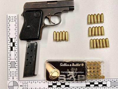 Pri 27-letniku na območju Grosuplja zasegli pištolo in naboje