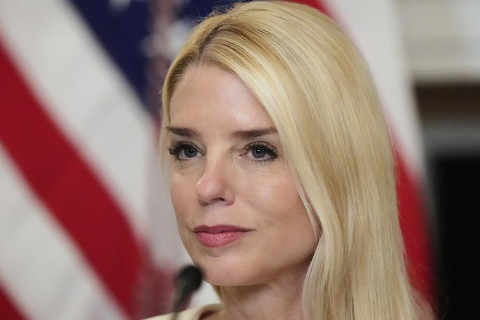 Pam Bondi | Ker Trumpova pravosodna ministrica Pam Bondi noče objaviti Epsteinovega dosjeja, se je nanjo od pripadnikov gibanja Maga usul plaz kritik. Donald Trump jo je vzel v bran in trdi, da zadeva Epstein zanima samo neumne ljudi. | Foto Guliverimage