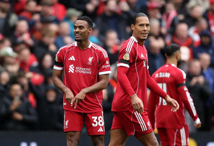 Ryan Gravenberch (levo) je popeljal Liverpool v vodstvo v 10. minuti. | Foto: Reuters