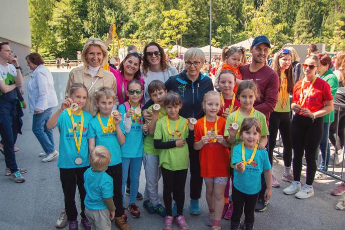 Plastika_Skaza | Zmagamo, ko si pomagamo! Zato je vsak, ki je pretekel dvesto ali osemsto metrov, domov odnesel zasluženo medaljo – ker je bil ta dan čisto vsak zmagovalec. | Foto Plastika Skaza