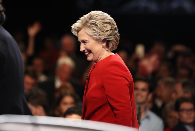 Hillaryino rdečilo se povsem ujemalo z barvo obleke. | Foto: Reuters