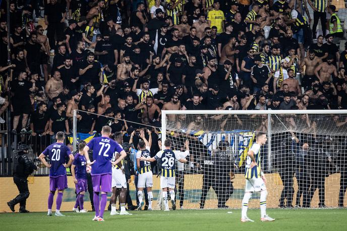 Maribor Fenerbahče | Zadnja tekma med slovenskim in turškim klubom v Evropi je bila odigrana lani v Ljudskem vrtu med Mariborom in Fenerbahčejem. Gostje so na srečanju, ki je bilo zaradi navijaških incidentov prekinjeno, premagali vijolice s 3:0. | Foto Blaž Weindorfer/Sportida