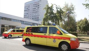 Otrok, ki je v Mariboru padel skozi okno, zunaj smrtne nevarnosti