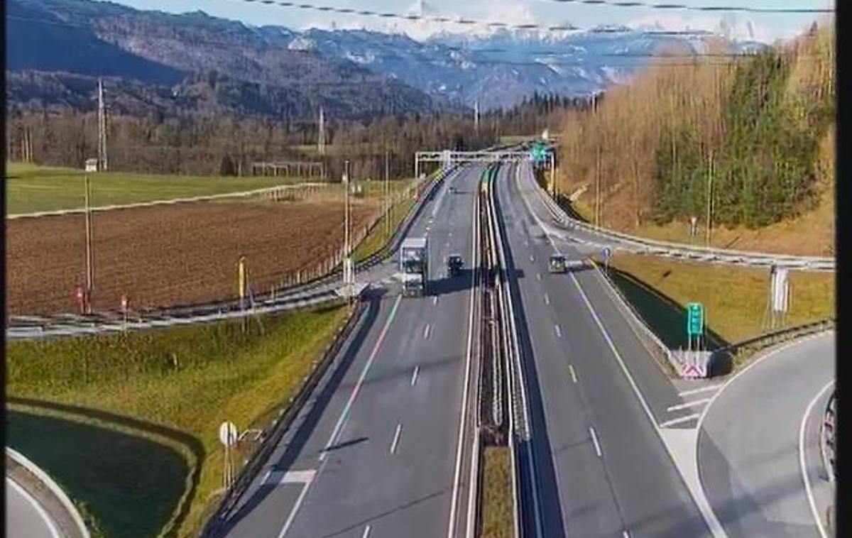 A2/E61, Karavanke - Ljubljana, priključek Brezje, vrtljiva kamera | Cesta A2/E61, Karavanke–Ljubljana, priključek Brezje | Foto DARS