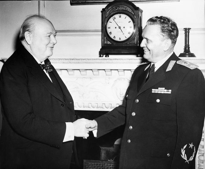 Churchill in Tito sta se prvič srečala v Neaplju avgusta 1944, drugič pa v Londonu marca 1953 (na fotografiji), nekaj dni po Stalinovi smrti. Kot zanimivost: Churchillov pogreb leta 1965 z delegacijami iz 112 držav je leta 1980 presegel Titov pogreb z delegacijami iz 127 držav. | Foto: Reuters