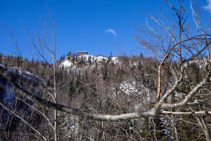 Po uri in pol vzpona se nam takole pokaže dom na Komni. | Foto: Matej Podgoršek