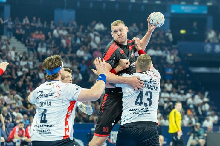 Za slovenske ljubitelje je bil veliko zanimivejši drugi polfinalni obračun v Barclays Areni, saj zasedbo iz Flensburga vodi Aleš Pajovič, zanjo pa igrata slovenska reprezentanta Blaž Blagotinšek in Domen Novak. | Foto: Guliverimage