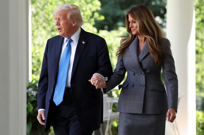 Donald Trump, Melania Trump | "Danes bomo to naredili nezakonito. Vsakemu, ki bo širil takšne podobe brez privolitve, bo grozila zaporna kazen do treh let," je ob podpisu dejal Donald Trump. | Foto Reuters