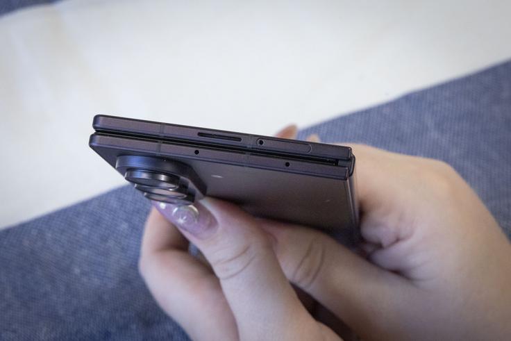Samsung Galaxy Z Fold8 Ultra tehta 215 gramov, kar je primerljivo masi nepregibnih premijskih telefonov, v odprtem položaju pa je njegova debelina le 4,1 milimetra, desetinko milimetra manj kot lanski fold, zato je najtanjši fold do zdaj. | Foto: Gaja Hanuna