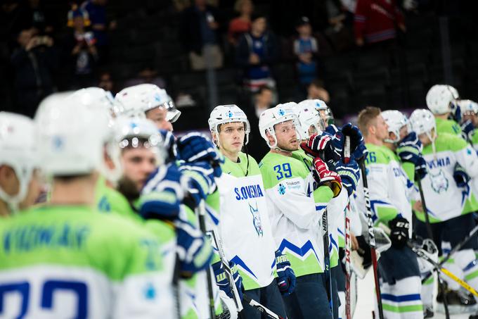 Prizor po zadnji medsebojni tekmi na velikem tekmovanju (maja lani na svetovnem prvenstvu), ko so  Slovenci izgubili z 1:5. | Foto: Vid Ponikvar