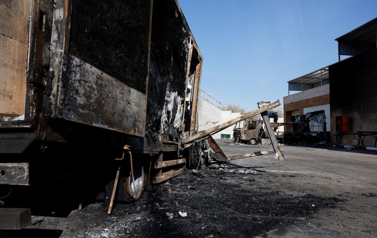Zahodni Breg | Izraelska vojska je po poročanju BBC sporočila, da so maskirani naseljenci napadli tudi vojake IDF in poškodovali vojaško vozilo. | Foto Reuters