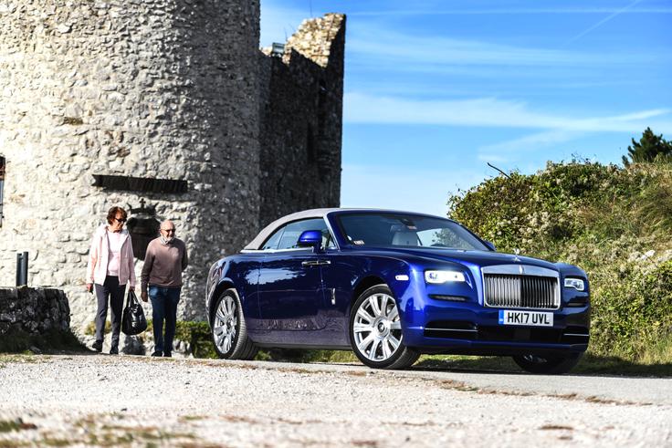 Dawn je magnet za mimoidoče, stare in mlade. Njegovi kupci so pretežno mlajši milijonarji, starejši pa se še vedno raje odločijo za nekoliko bolj tradicionalen model Phantom. | Foto: Gašper Pirman