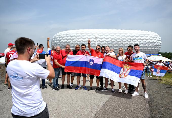 V četrtek je med slovenskimi in srbskimi navijači vladalo zelo prijateljsko vzdušje. | Foto: Reuters