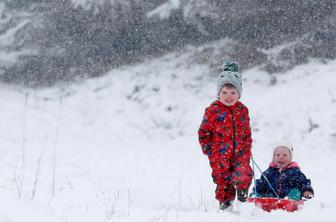 Otroke razveselila debela snežna odeja #video