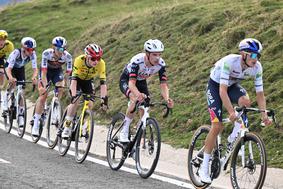 Joao Almeida na vrhu Angliruja pred Jonasom Vingegaardom