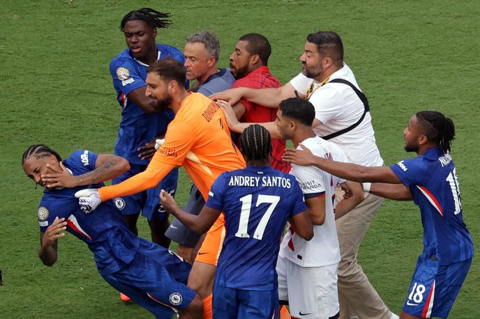Kaos Chelsea PSG | Joao Pedro je tako padel na tla, ko sta z njim obračunala trener Luis Enrique in vratar Gianluigi Donnarumma. | Foto Reuters