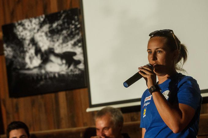 Jana Čander je selektorica slovenske paraplavalne reprezentance. Pohvalila je Đurićevo voljo in pogum. "Še posebej na 200 metrov, kako mi je srce razbijalo. Glede nadaljevanja? Počakajmo, da se umirimo, in se potem pogovorimo o prihodnosti," je predlagala. | Foto: Grega Valančič Sportida
