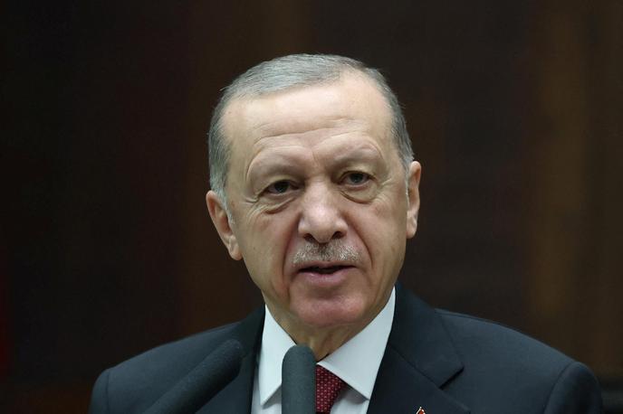 turški predsednik Recep Tayyip Erdogan | "V čem se Netanjahu razlikuje od Hitlerja?" je na podelitvi znanstvenih nagrad v Ankari zbrane retorično vprašal Erdogan. Po njegovih besedah izraelska ofenziva na območju Gaze ni nič manj od tistega, kar so pod Hitlerjem počeli nacisti, poroča turška tiskovna agencija Anadolu. | Foto Reuters