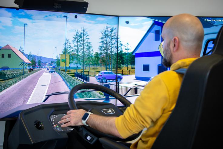 Sistem je v celoti narejen v Sloveniji. Od programske opreme skupaj z "AI-inštruktorjem" do virtualnega sistema – softwera – ter fizičnega simulatorja – replike tovornjaka, ki ga trenutno sestavljajo v ljubljanskem BTC. | Foto: Gaja Hanuna