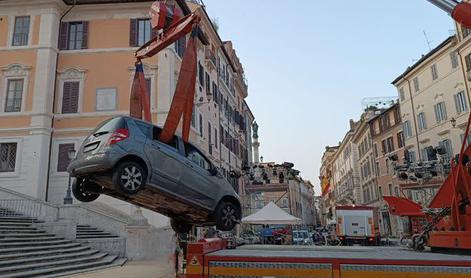 Moški z avtomobilom zapeljal po Španskih stopnicah