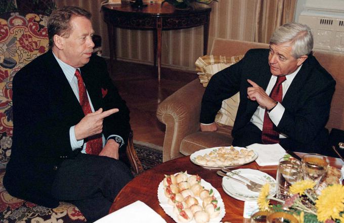 Nekdanji predsednik republike Milan Kučan je bil s češkim predsednikom Vaclavom Havlom glavni pobudnik povezovanja. Na fotografiji njuno srečanje leta 1998. | Foto: Reuters