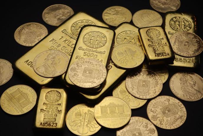 Zlato se počasi vrača k rekordnim vrednostim: Iran, ameriški dolg in nova energetska negotovost ponovno dvigujejo njegovo ceno