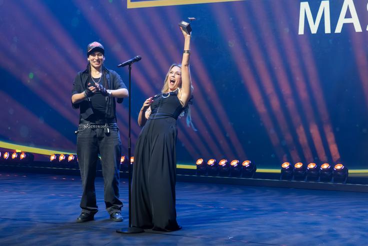 Nika Zorjan je z raperko Masayah za skladbo Kliše, ki sta jo napisala brat in mama Nikinega izbranca, osvojila zlato piščal za najboljšo zabavno skladbo. | Foto: Tadej Majhenič