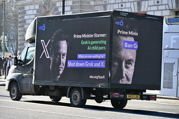 Elon Musk in Grok | Spolno eksplicitne vsebine, ustvarjene z asistentom umetne inteligence Grok, dvigajo prah. Ne samo v EU, ampak tudi v Veliki Britaniji. Na fotografiji vidimo protest proti Muskovemu Groku v Veliki Britaniji. Napisi na tovornjaku britanskega premierja Keira Starmerja pozivajo, da prepove Muskov X in Grok. | Foto Guliverimage