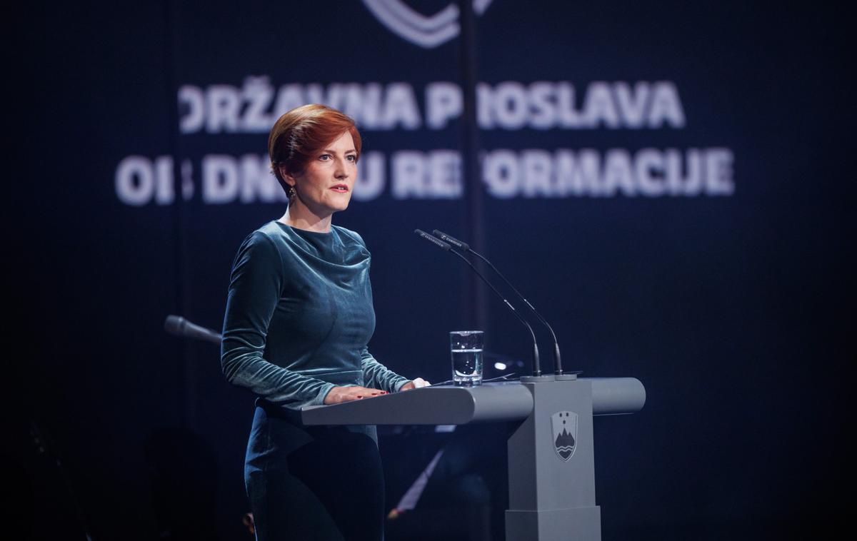 proslava, Cankarjev dom, dan reformacije | Po ministričinih besedah je naloga vseh nas, da se postavimo na stran človeka in okolja, na stran svobode in kulture. "Le tako bomo lahko nekoč dosegli trajni mir na celotnem planetu. Le tako bo ta planet spet lahko varen in svoboden dom nam vsem. Dom, v katerem prebivajo različni glasovi, varni, slišani in sprejeti," je poudarila. | Foto STA