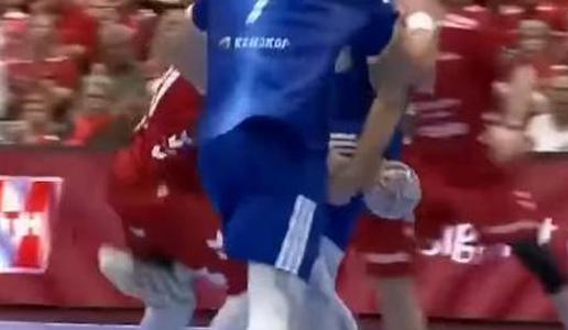 Grozljiv prekršek nad zvezdnikom: brcnil ga je v mednožje #video