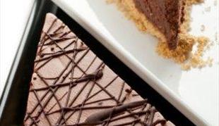 Ljubezenski grižljaji: Čokoladno-orehova slastna pita