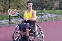 Video: Neustrašni invalid z invalidskim vozičkom skočil z elastiko