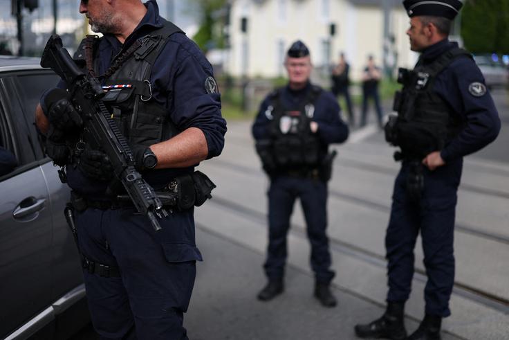 Na prizorišču je bilo več policistov.  | Foto: Reuters