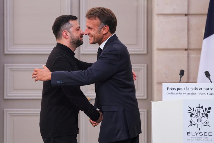 Volodimir Zelenski in Emmanuel Macron v Parizu | Foto: Reuters