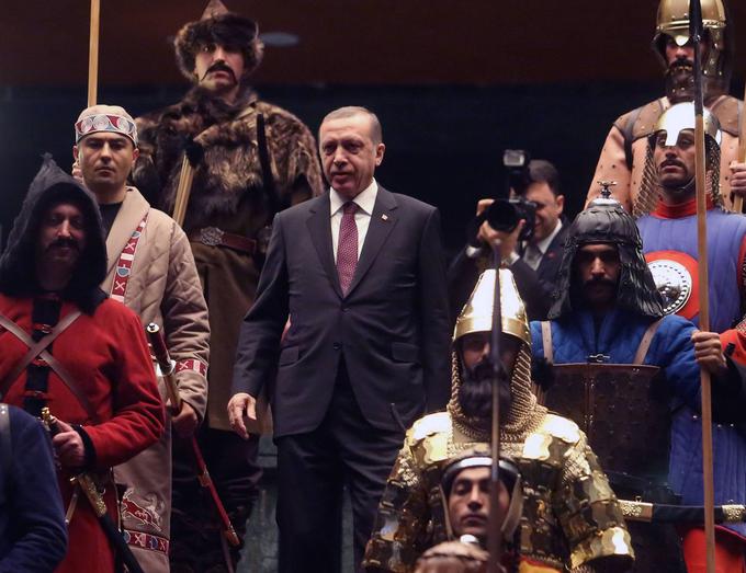 Erdogan poskuša izvajati nekakšno neootomansko imperialno politiko, s katero želi okrepiti svoj vpliv v svetu. Pogosto se tudi sklicuje na zgodovino - na Otomansko cesarstvo in turška nomadska ljudstva, ki so v srednjem veku osvojila velik del evrazijskega prostora. | Foto: Guliverimage/Vladimir Fedorenko