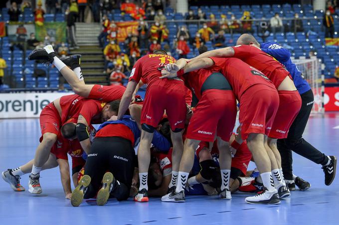 Veselje Črnogorcev po presenetljivi zmagi nad Slovenijo, s katero so dosegli največji uspeh na EP, preboj v drugi del tekmovanja. | Foto: Guliverimage/Vladimir Fedorenko