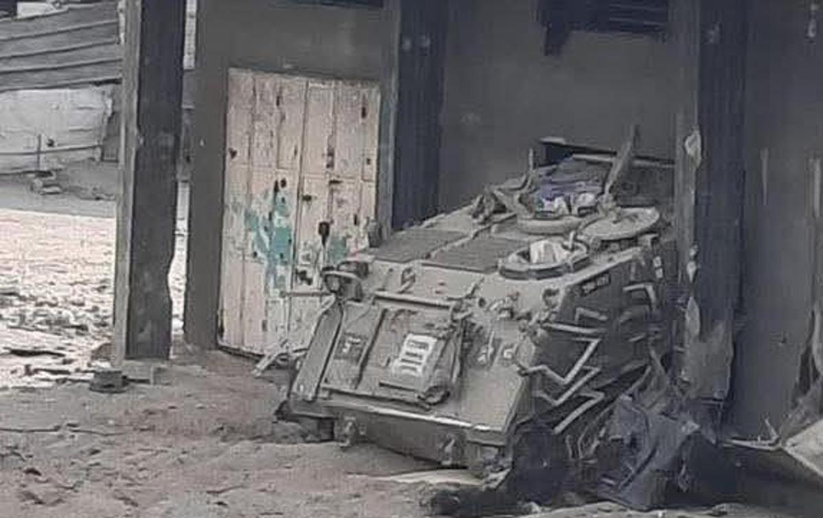 Izraelski na daljavo vodeni oklepnik | Fotografija, objavljena na družbenem omrežju X, ki naj bi prikazovala uporabo robota – daljinsko vodenega oklepnega transporterja M113 – v Gazi. | Foto @gazanotice/posnetek zaslona/X