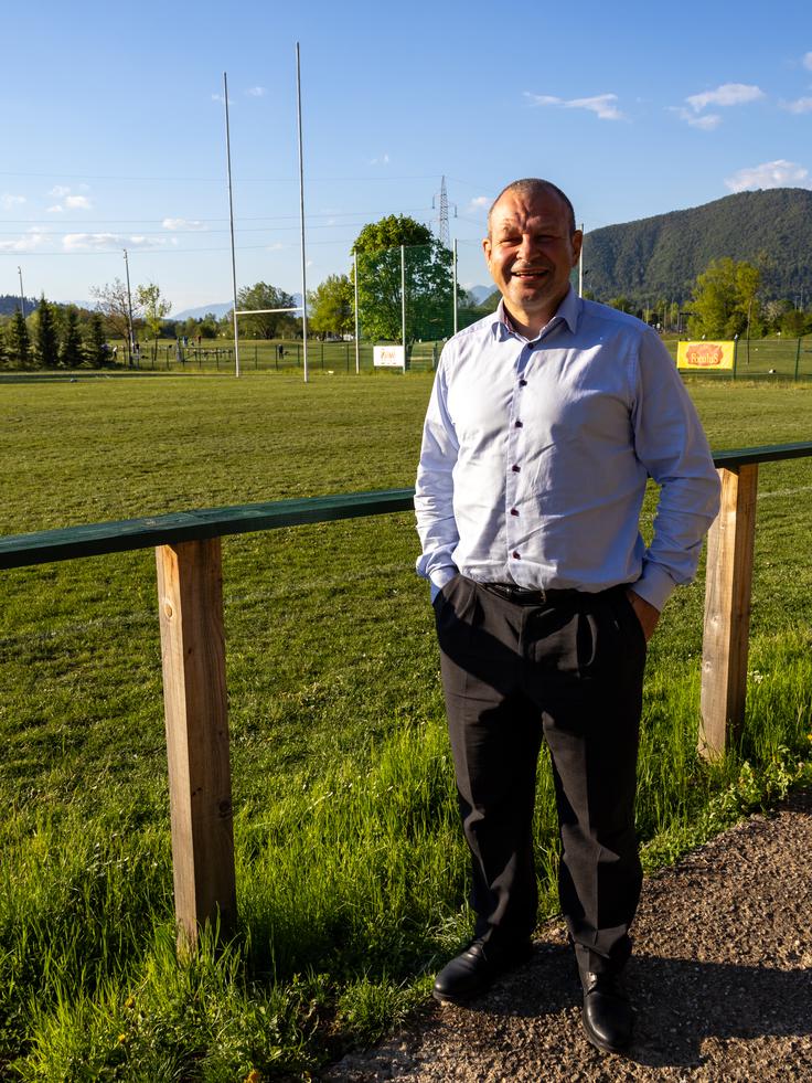 Na intervju na Oval v Guncljah je prišel neposredne iz službe, iz pisarne. | Foto: Matej Podgoršek