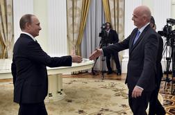Najprej je stisnil roko Vladimirju Putinu, potem je šel v Katar
