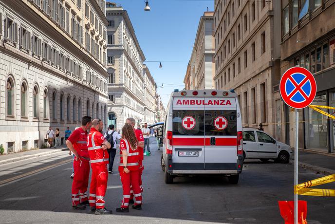 V Italiji razburja preiskava: policija preiskala 23 zdravnikov, ki delajo z migranti