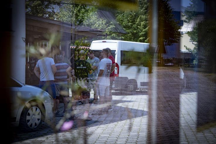 Uporabniki na dan dobijo deset cigaret, ki jih lahko pokadijo v času pavze, ki je za to namenjena. Nekaj fantov se je cigareti odreklo, saj želijo prenehati tudi s to navado.  | Foto: Ana Kovač
