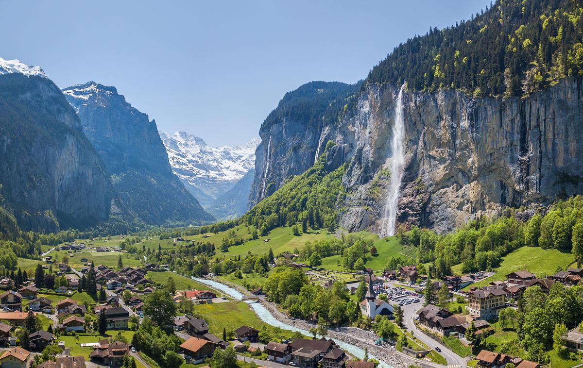 Lauterbrunnen, Švica | Lauterbrunnen se ponaša z zelenimi dolinami, visokimi pečinami in kar 300 metrov visokim slapom Staubbach, ki pritegne veliko število turistov. | Foto Shutterstock
