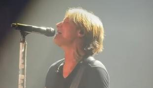 V navzočnosti Trumpa je Keith Urban zapel himno pripadnikov LGBTQ #video