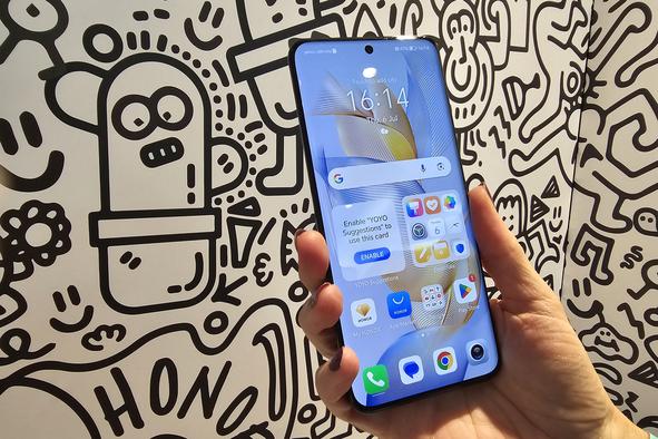 Pametna telefona serije Honor 90 v Parizu začela svojo evropsko pot