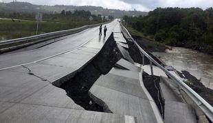 Čile stresel močan potres z magnitudo 7,6 #video