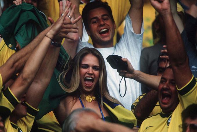 Na tribunah francoskih štadionov je za takratnega fanta Ronalda stiskala pesti tudi prelestna Brazilka Susana Werner. | Foto: Guliverimage/Getty Images