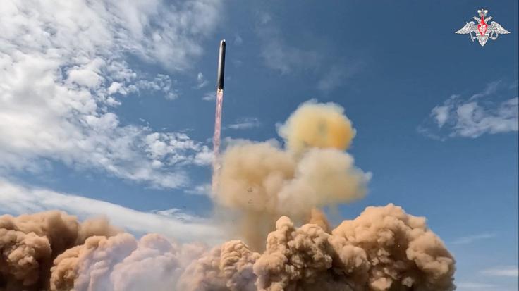 Raketa RS-28 Sarmat lahko nosi do 16 jedrskih bojnih glav. | Foto: Reuters